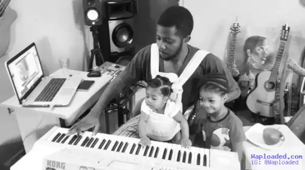 Cute photo of singer Jeremiah Gyang and his daughters